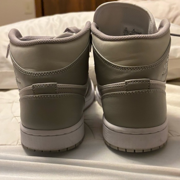 Air Jordan 1 Mid – Iconic Style Meets Court-Ready Comfort - Picture 4 of 5